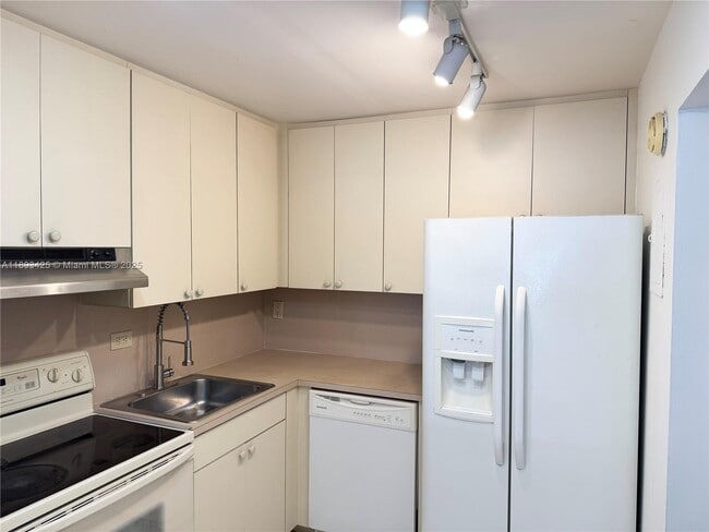 Foto del edificio - 8990 SW 24th St
