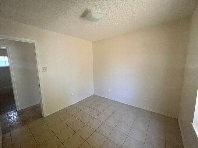 Building Photo - 400 N Linden St