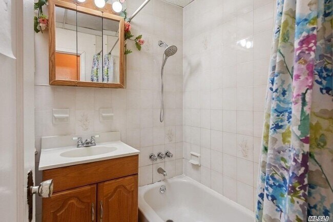 Foto del edificio - 87-16-8166 166th St