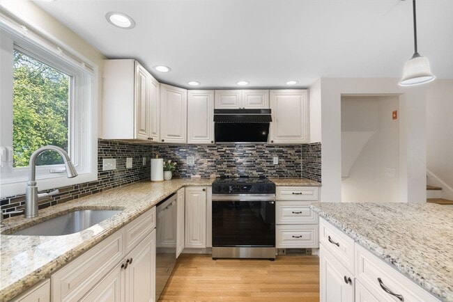 Foto del edificio - 221 Totten Pond Rd
