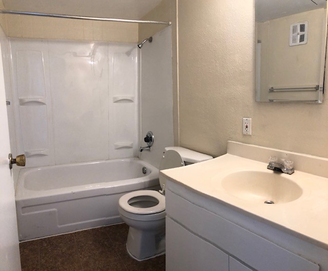 Building Photo - 722 N Royal Crest Cir