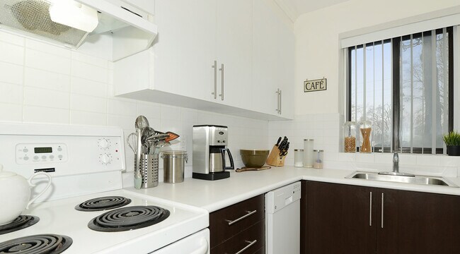 Building Photo - Pleasant Manor