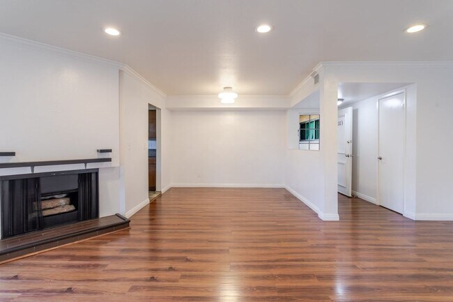 Building Photo - 14990 Victory Blvd