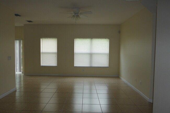 Building Photo - Spacious 4-Bedroom, 3-Bathroom Home with L...