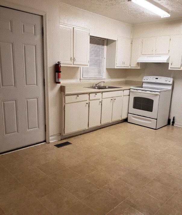 Building Photo - 829 Varsity Dr
