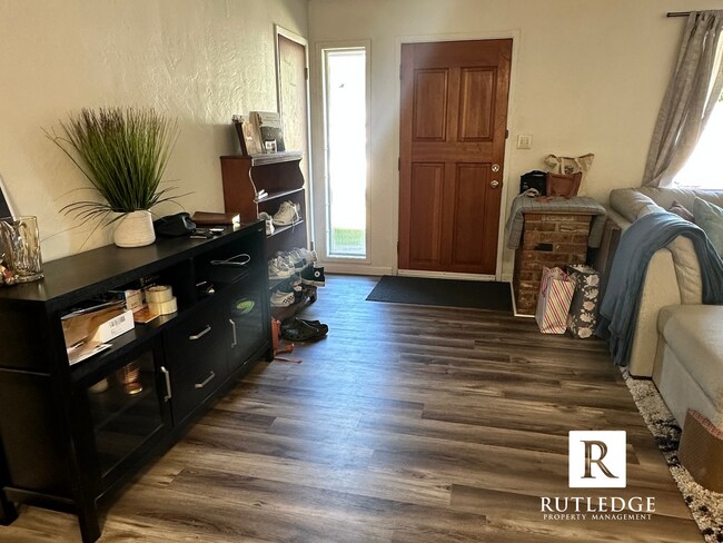 Foto del edificio - Charming 2 Bed/1 Bath Duplex with Garage –...