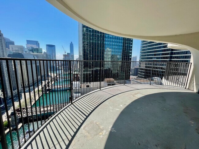 Foto del edificio - 300 N State St