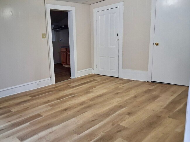 Foto del edificio - 325 N Laurel St