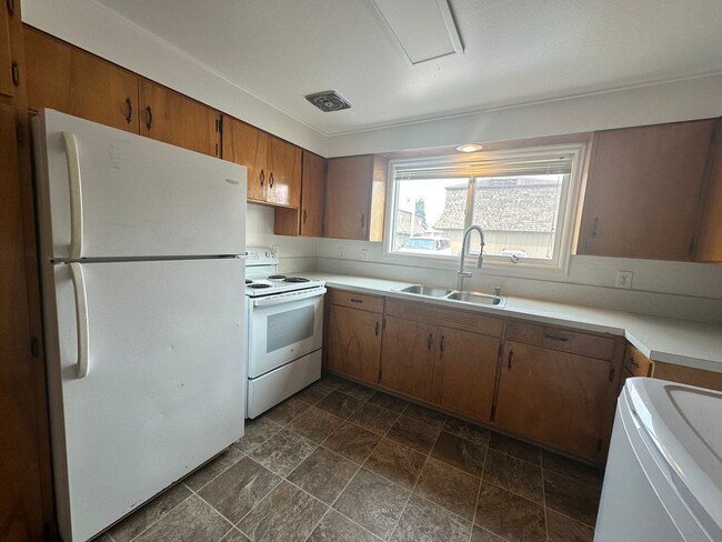 Building Photo - 1561 NW Highland Dr