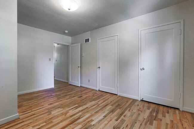 Foto del edificio - Classic Mid-Century 1-Bedroom Townhouse!