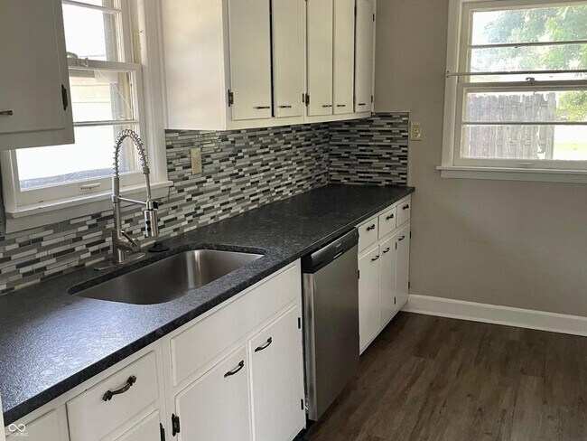 Foto del edificio - 1075 E Main St