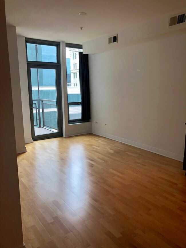 Foto del edificio - 565 W Quincy St