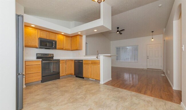 Foto del edificio - Welcome to this spacious 5-bedroom, 2-bathroom home in Nampa, ID