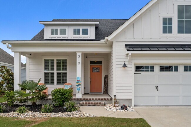 Foto del edificio - "Coastal Comfort Awaits: Spacious 3-Bed, 3-Bath Home in Holly Ridge!"