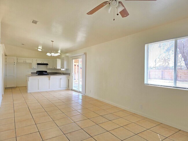 Foto del edificio - Beautifully Remodeled 3 Bedroom Home in California City!