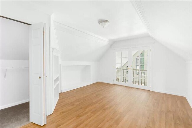 Building Photo - Beautifully updated and lovingly maintaine...