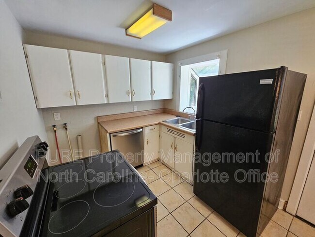 Building Photo - 5737 Oak Dr