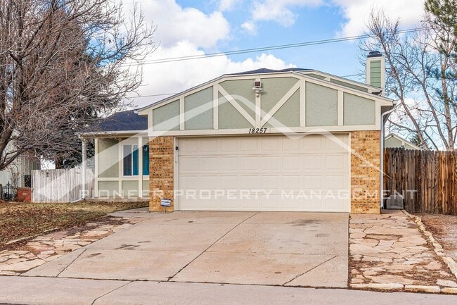 Building Photo - Spacious Home with Fenced Yard and Washer/...