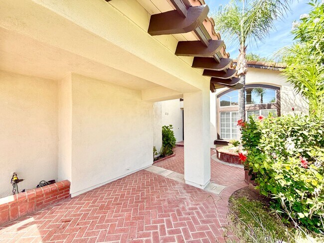 Foto del edificio - Spacious 5 Bedroom 3 Bathroom Home with Updated Paint, New Roof & Private Balcony