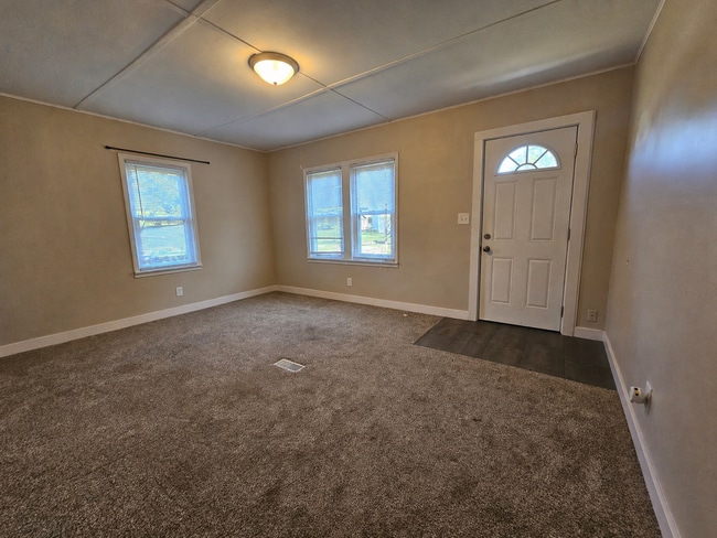Building Photo - 2 bed 1 bath with Garage