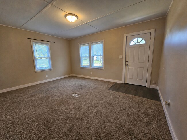 Foto del edificio - 2 bed 1 bath with Garage