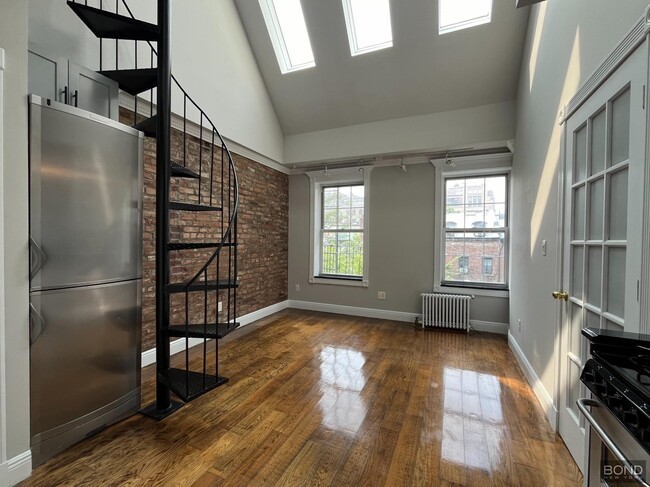 Building Photo - 350 W 21st St