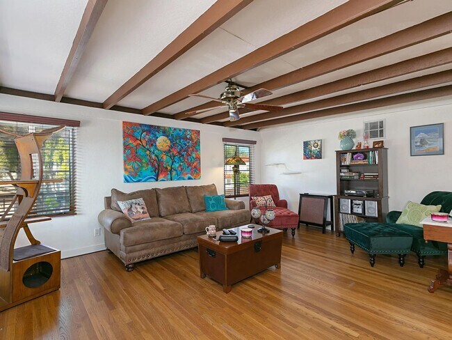 sala de estar - 494 N Craig Ave