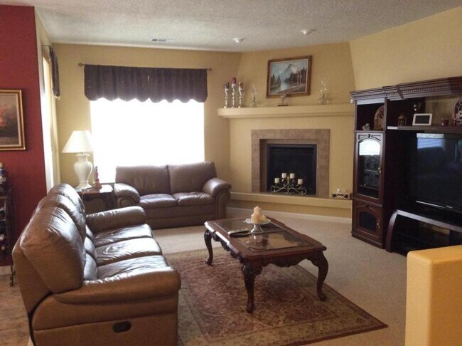 Building Photo - wow nice home! gated with 4 bedrooms