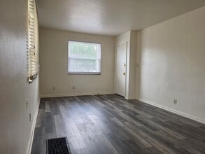 Building Photo - 433 Sandhurst Dr