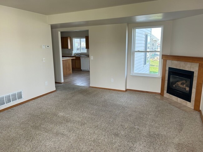 Building Photo - Three bedroom townhome with fenced backyard