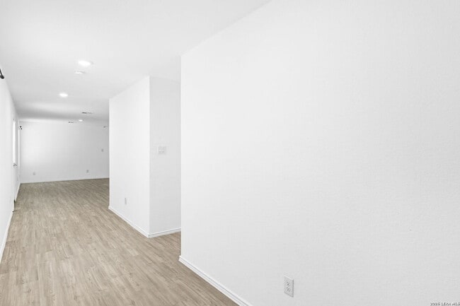 Building Photo - 422 De Herrera