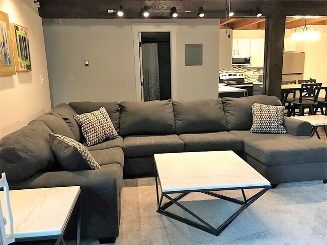 Foto del edificio - Long Term Rental- Treehouse E201