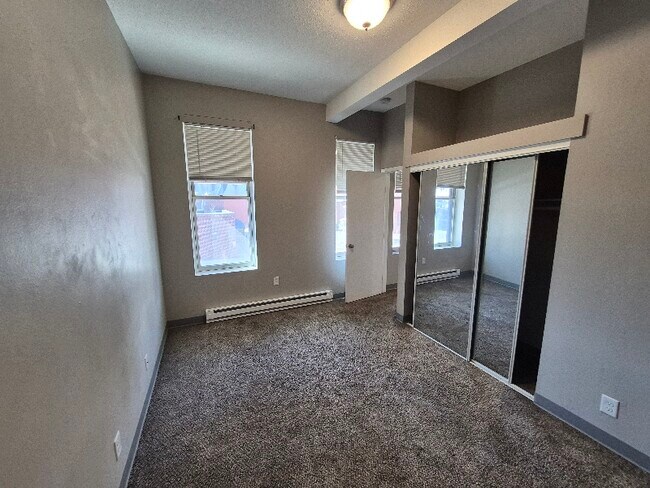 Foto del edificio - 301 N Riverfront Dr
