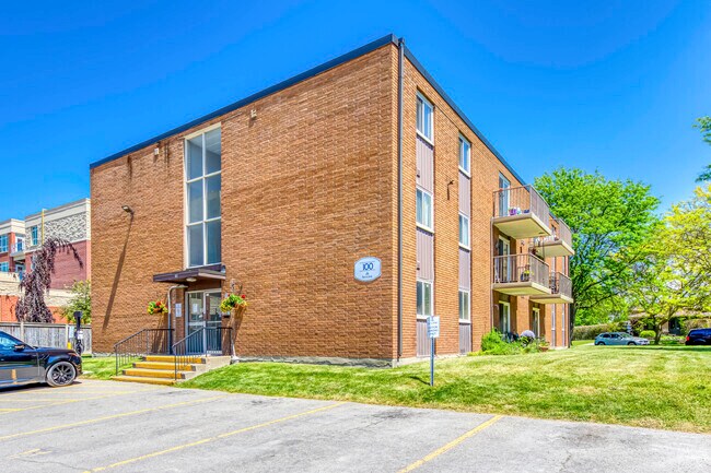 Photo du bâtiment - Henley & Cypress Gardens Apartments