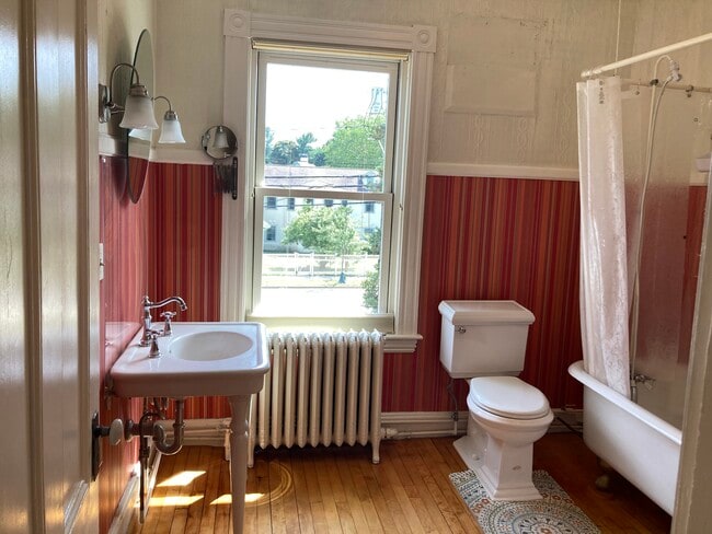 bathroom - 515 Crafts St