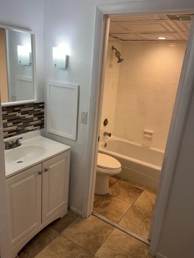 Building Photo - 3660 Inverrary Dr