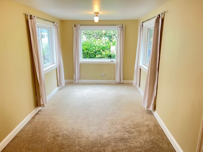 Building Photo - 3 Bedroom Home on Quiet Street with Lots o...