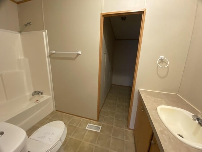 Building Photo - 2665 Douglas Rd