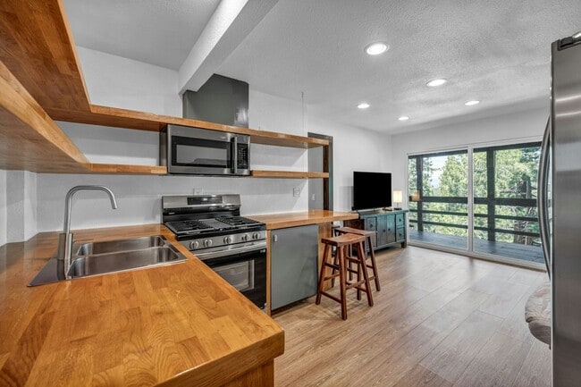 Building Photo - 638 N Martin Dr