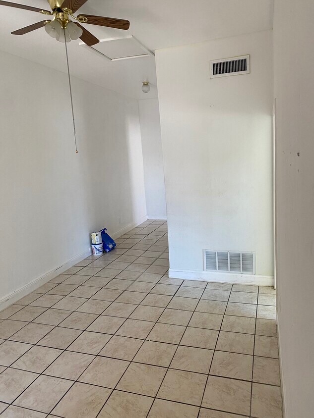 Área de sala de estar - 1407 E San Antonio Ave
