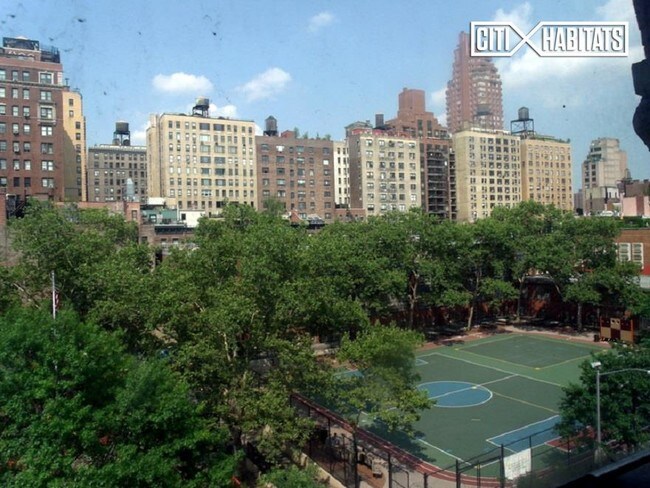 Building Photo - 172 W 77th St