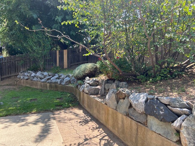 Building Photo - Two Bedroom in Rocklin!