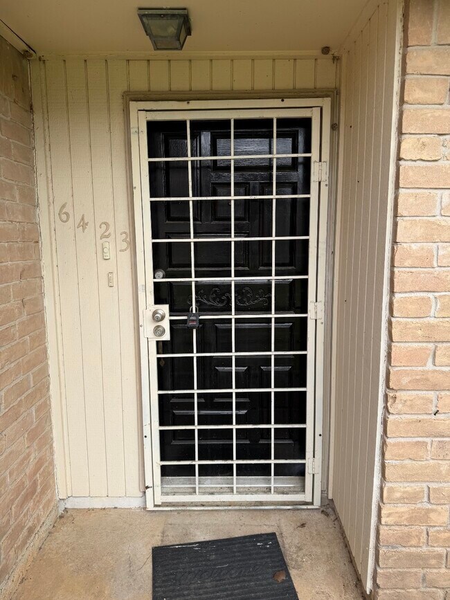 Foto del edificio - 6423 S Briar Bayou Dr