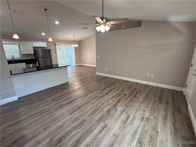 Building Photo - 10427 N Halsey Way