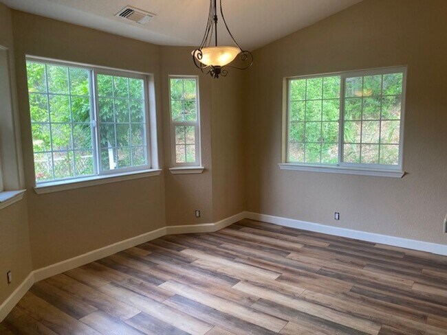 Building Photo - Well Maintained Home in Desirable Grass Va...