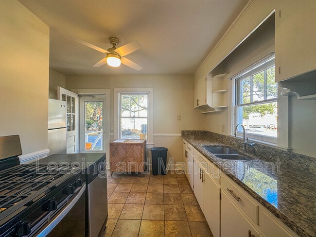 Foto del edificio - 422 Riverland Dr