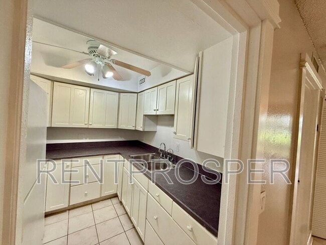 Foto del edificio - 938 N Lake Destiny Rd