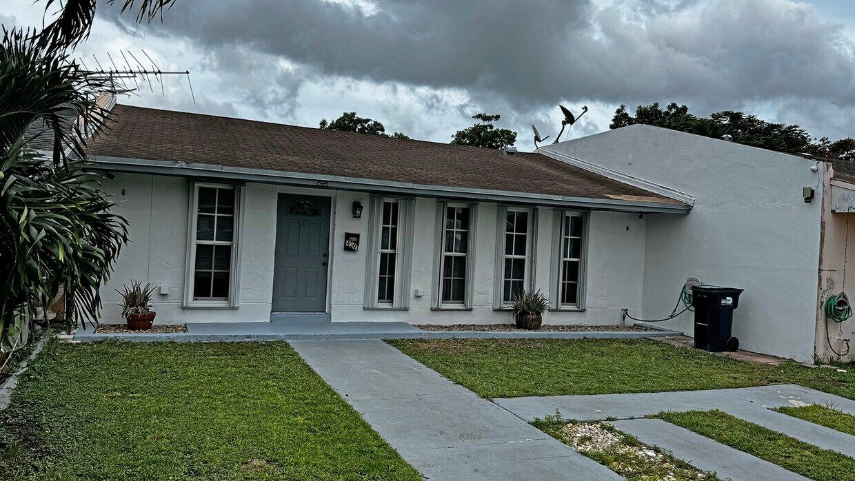 Primary Photo - 4301 SW 130th Ct