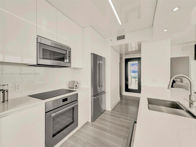 Foto del edificio - 6365 Collins Ave