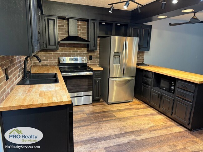 Foto del edificio - 2 Bedroom Townhouse **50% off January's Rent with a January 2026 Move In**